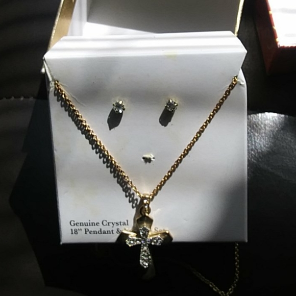 Genuine Crystal 18" Pendant with Stud Earrings - Picture 3 of 7